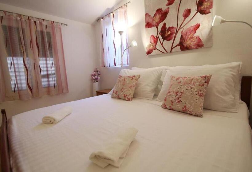 Пансион Apartmani Daša Tučepi