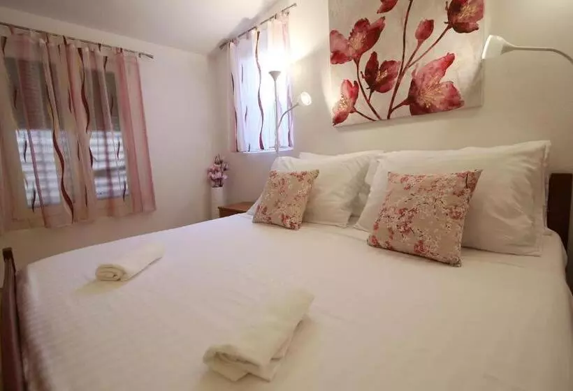 Majatalo Apartmani Daša Tučepi