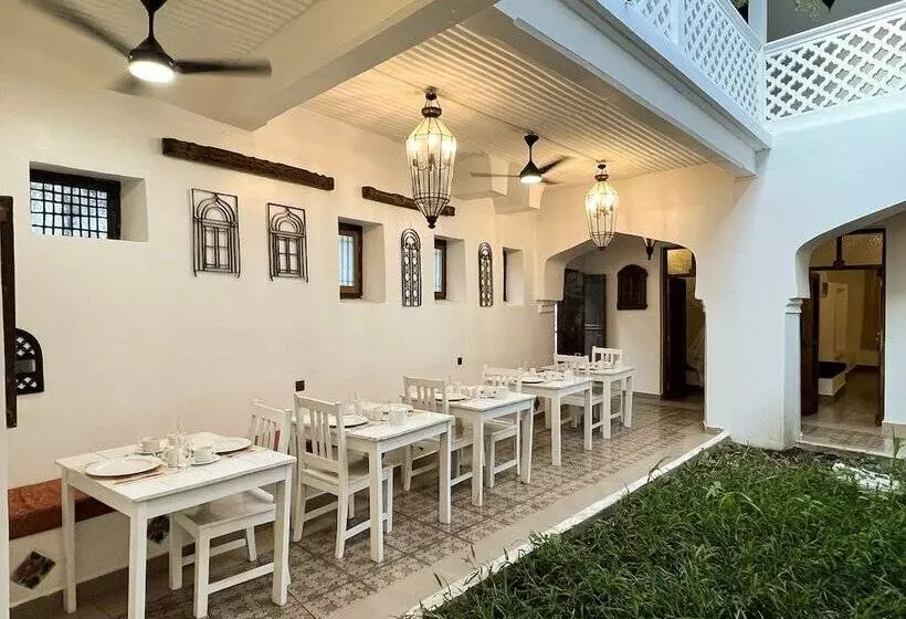 پانسیون Zanzi House