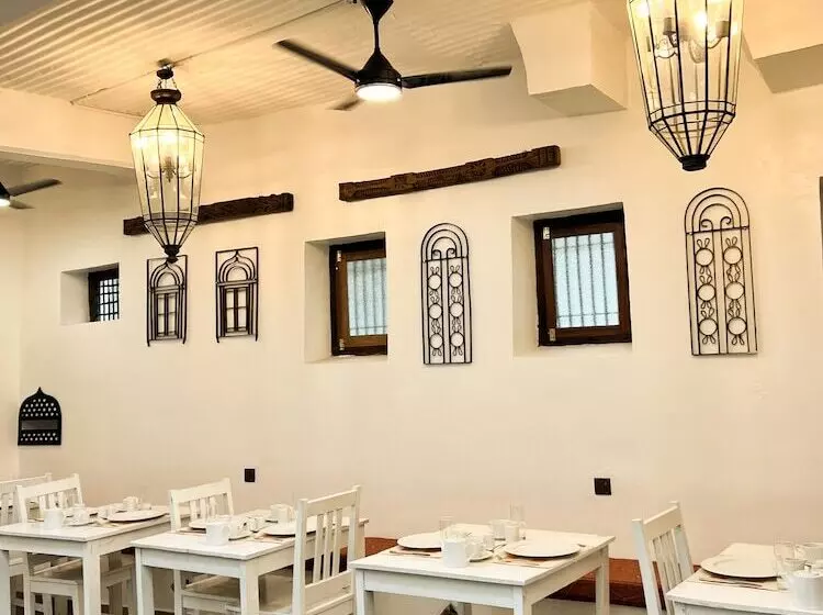 پانسیون Zanzi House