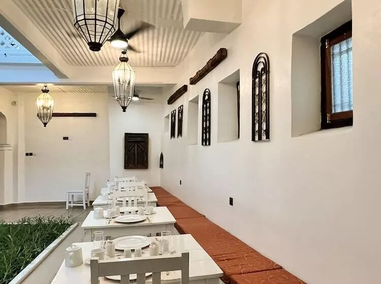 پانسیون Zanzi House