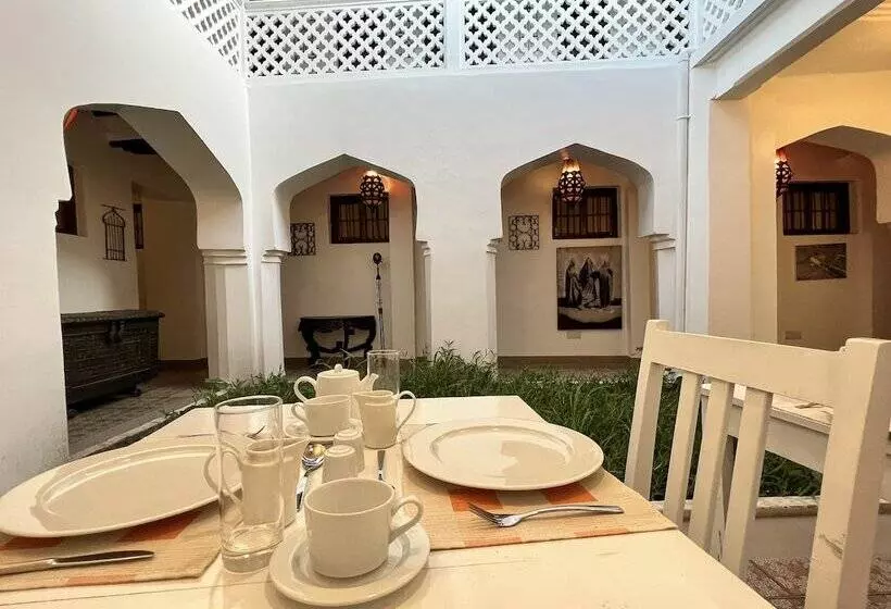 پانسیون Zanzi House