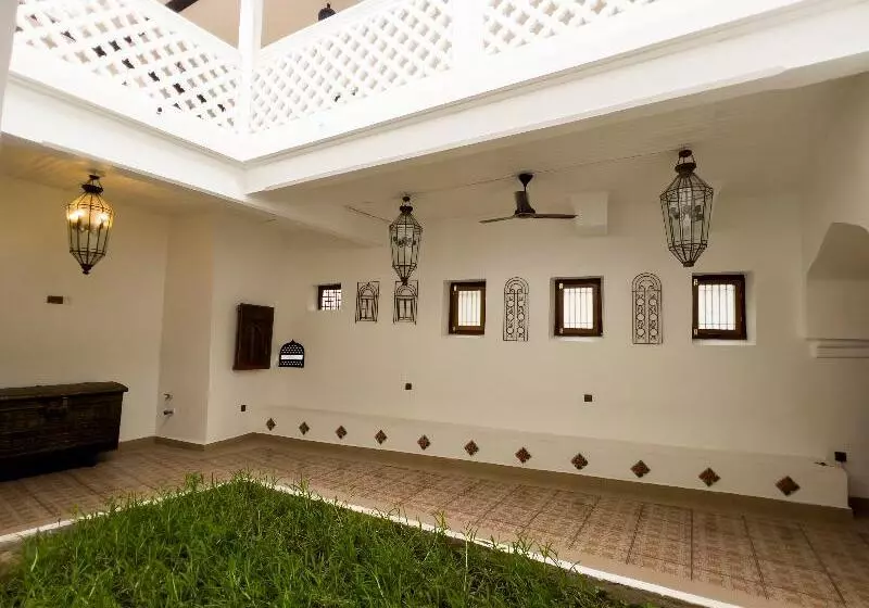 پانسیون Zanzi House