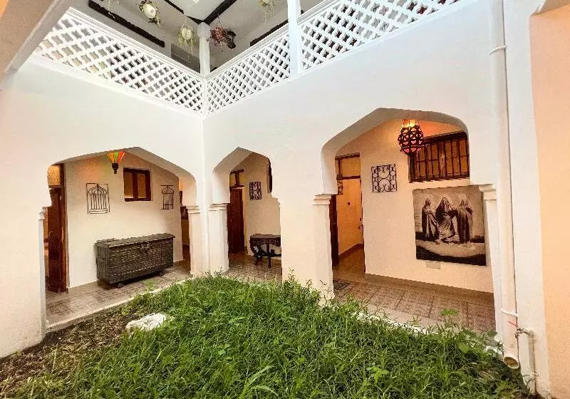 پانسیون Zanzi House