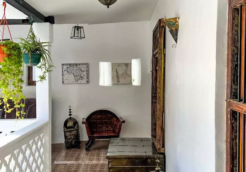 پانسیون Zanzi House