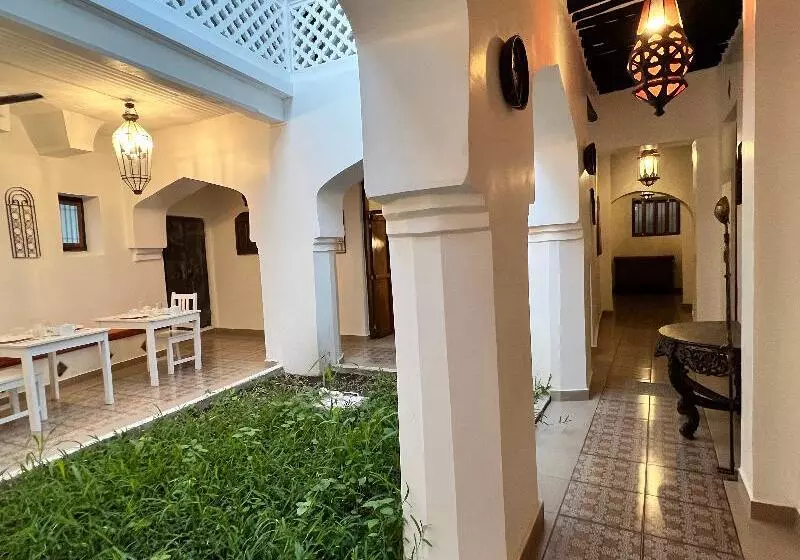 پانسیون Zanzi House