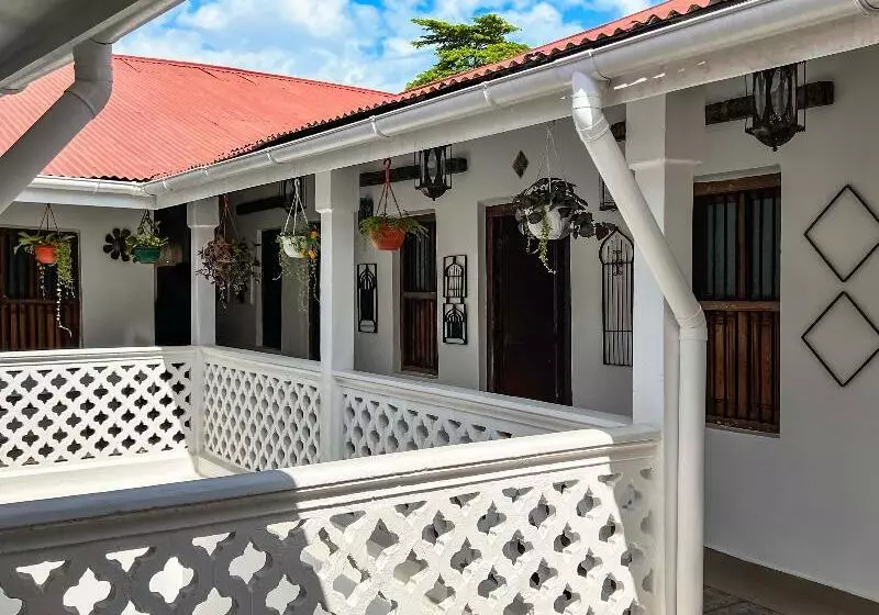 پانسیون Zanzi House