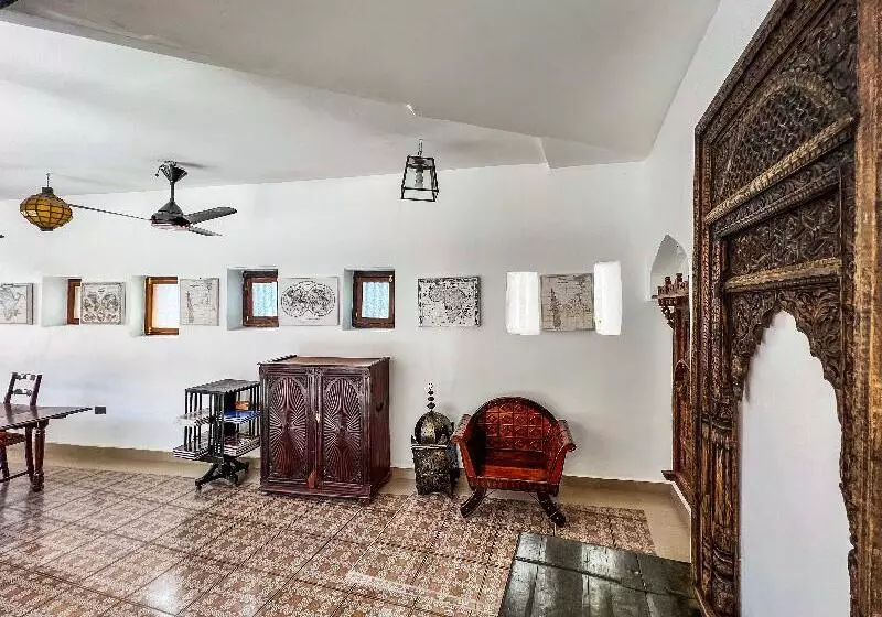 پانسیون Zanzi House