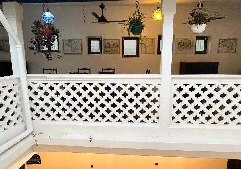 پانسیون Zanzi House