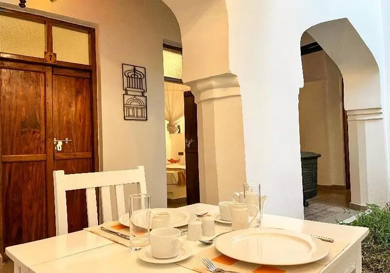 پانسیون Zanzi House