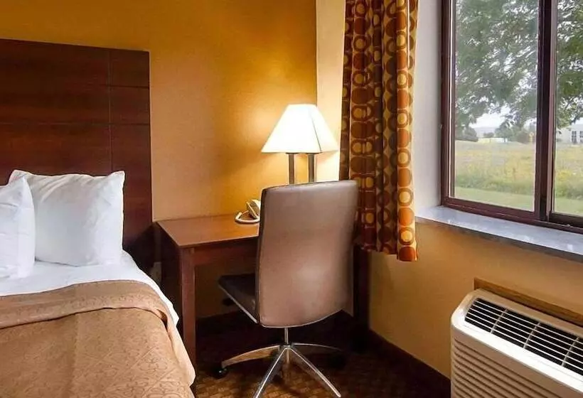 فندق Super 8 By Wyndham Sturtevant Racine