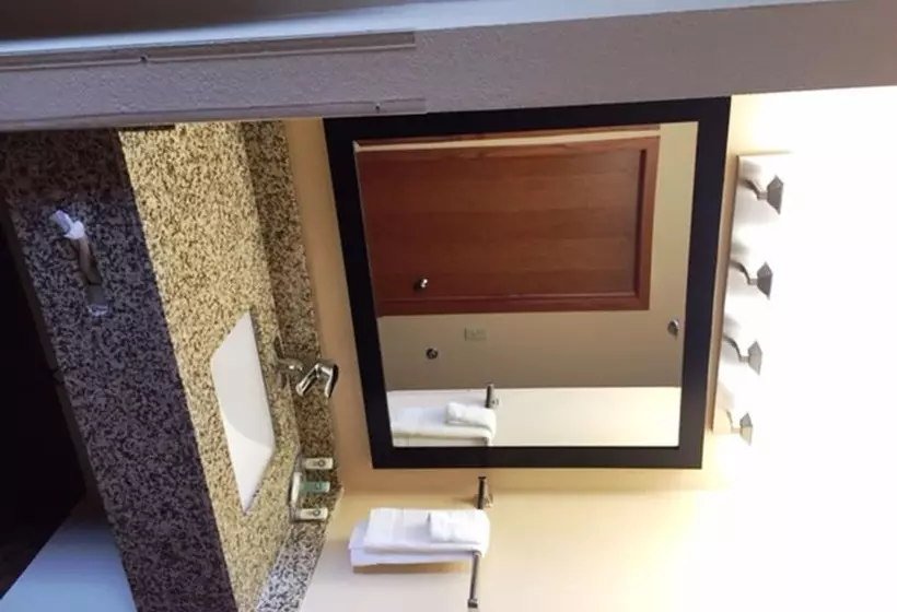 فندق Super 8 By Wyndham Sturtevant Racine