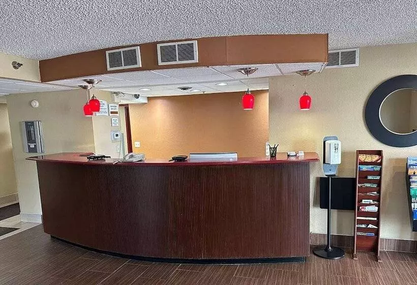 فندق Super 8 By Wyndham Sturtevant Racine