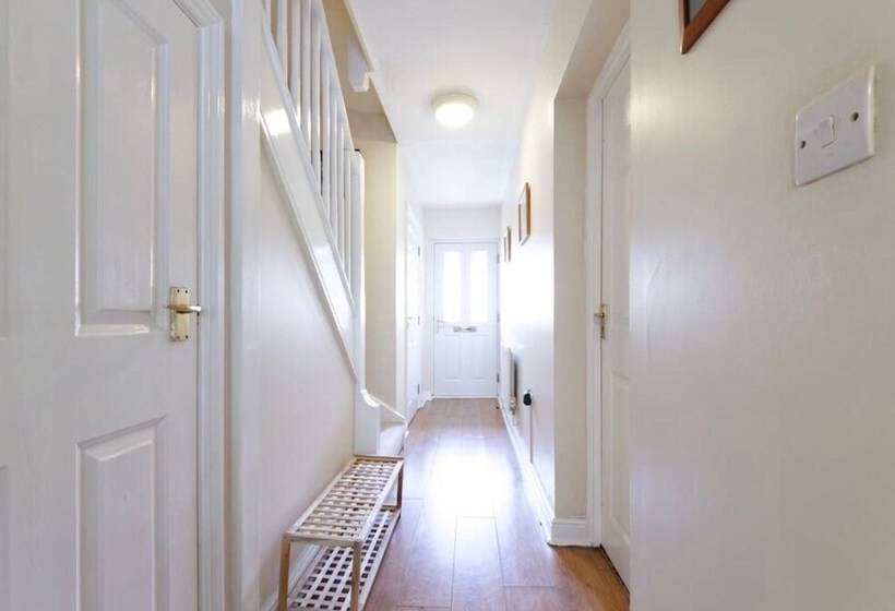 פנסיון Lynbrook Guests House