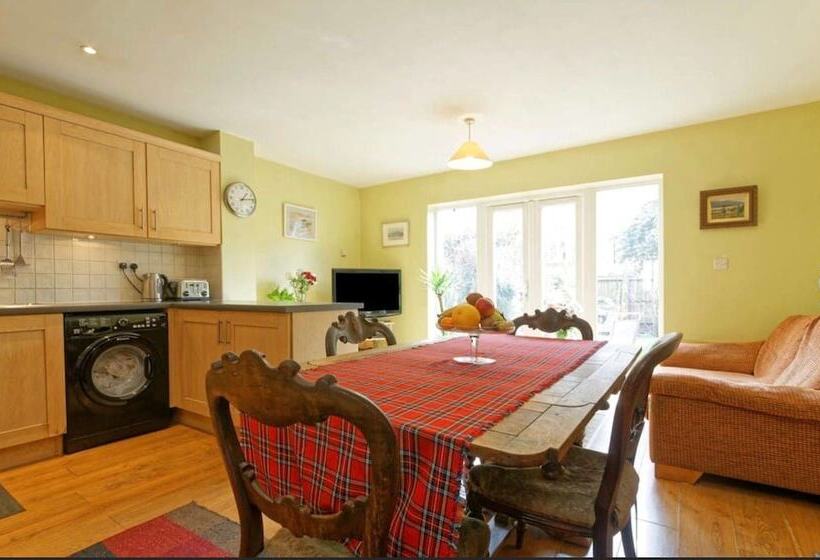 פנסיון Lynbrook Guests House