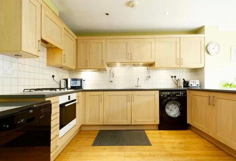 פנסיון Lynbrook Guests House