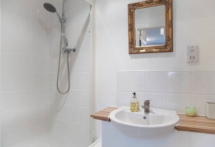 פנסיון Lynbrook Guests House