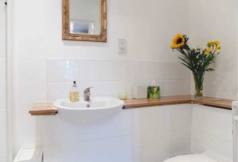 פנסיון Lynbrook Guests House