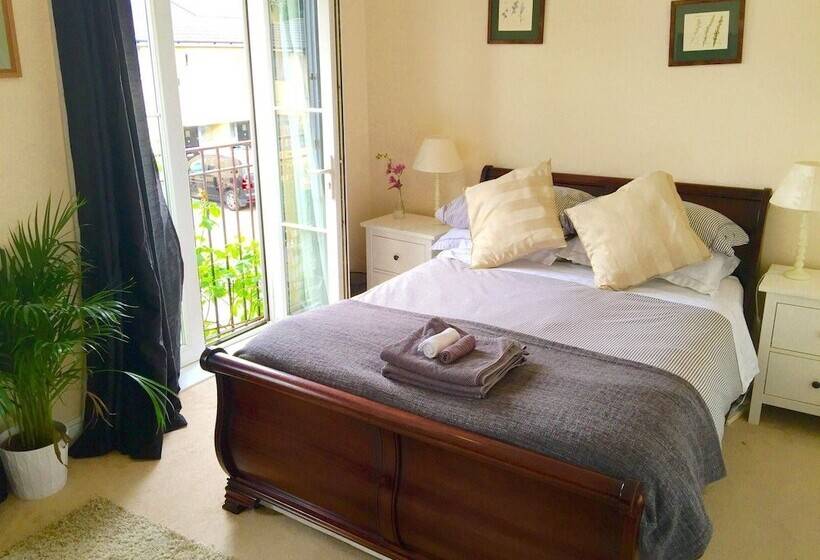 פנסיון Lynbrook Guests House