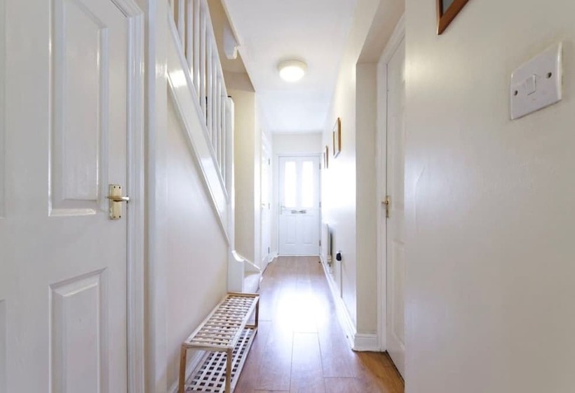 פנסיון Lynbrook Guests House