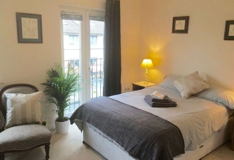 פנסיון Lynbrook Guests House