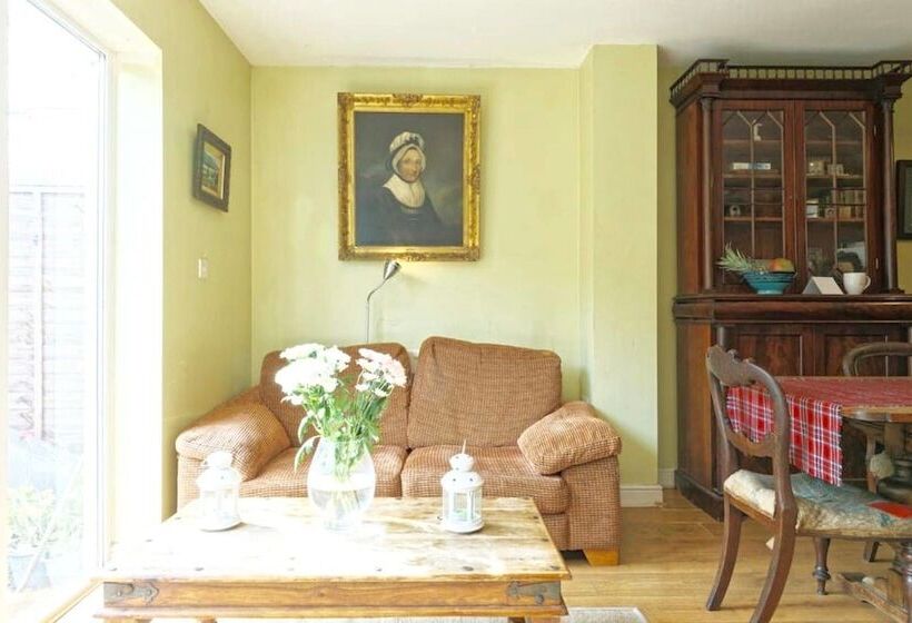 פנסיון Lynbrook Guests House