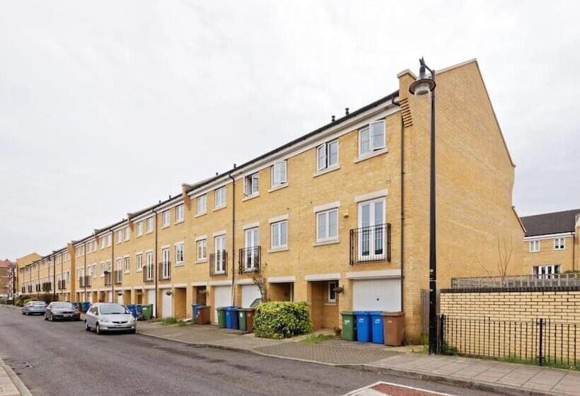 פנסיון Lynbrook Guests House