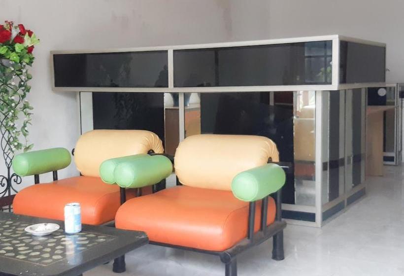 ホテル Oyo 3500 D Chandra Family