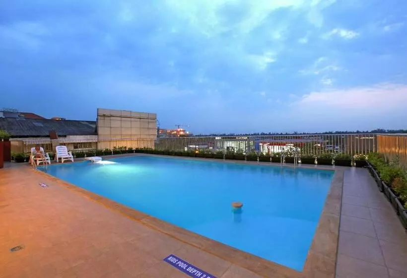 Hotelli Tribute Royale