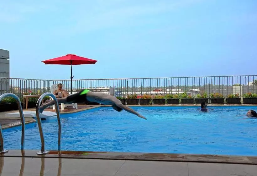 Hotelli Tribute Royale