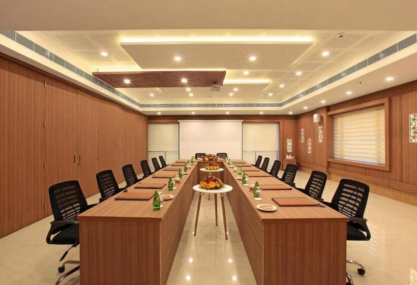 فندق Tribute Royale