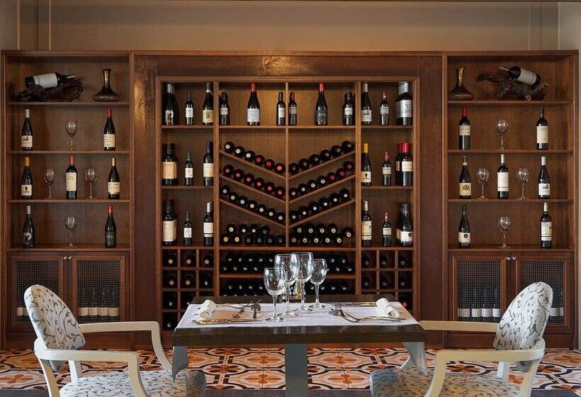 Отель H10 White Suites