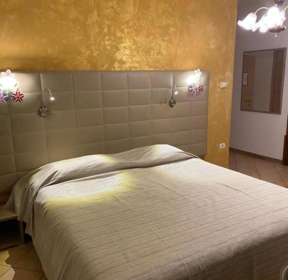 تختخواب و صبحانه Fedrig Rooms With Bathroom & Hostel Rooms