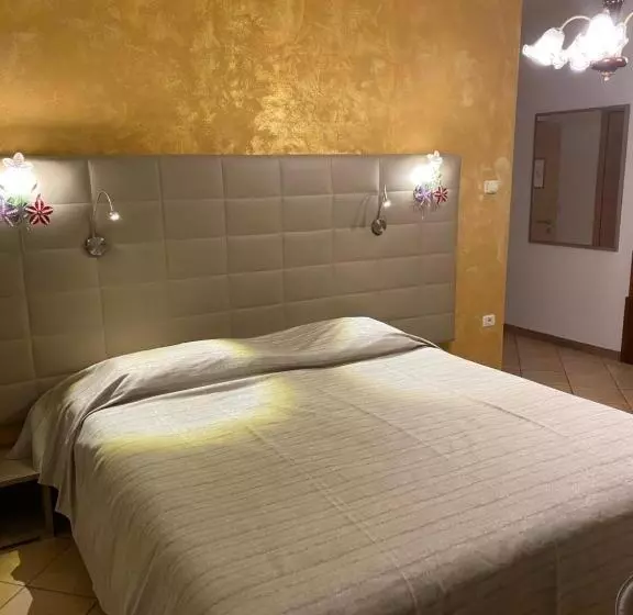 تختخواب و صبحانه Fedrig Rooms With Bathroom & Hostel Rooms