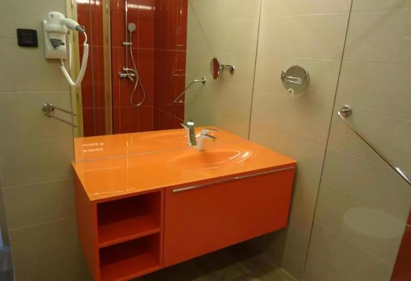تختخواب و صبحانه Fedrig Rooms With Bathroom & Hostel Rooms