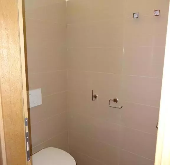 تختخواب و صبحانه Fedrig Rooms With Bathroom & Hostel Rooms