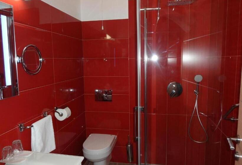 تختخواب و صبحانه Fedrig Rooms With Bathroom & Hostel Rooms