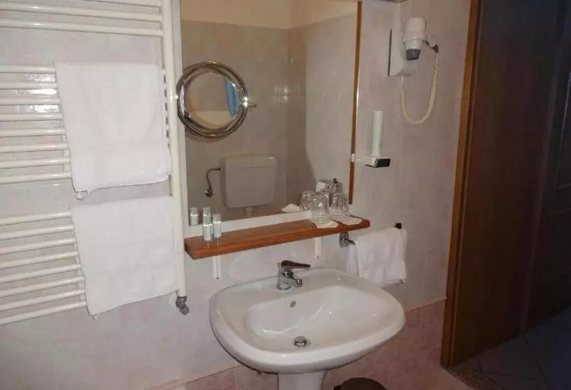 تختخواب و صبحانه Fedrig Rooms With Bathroom & Hostel Rooms
