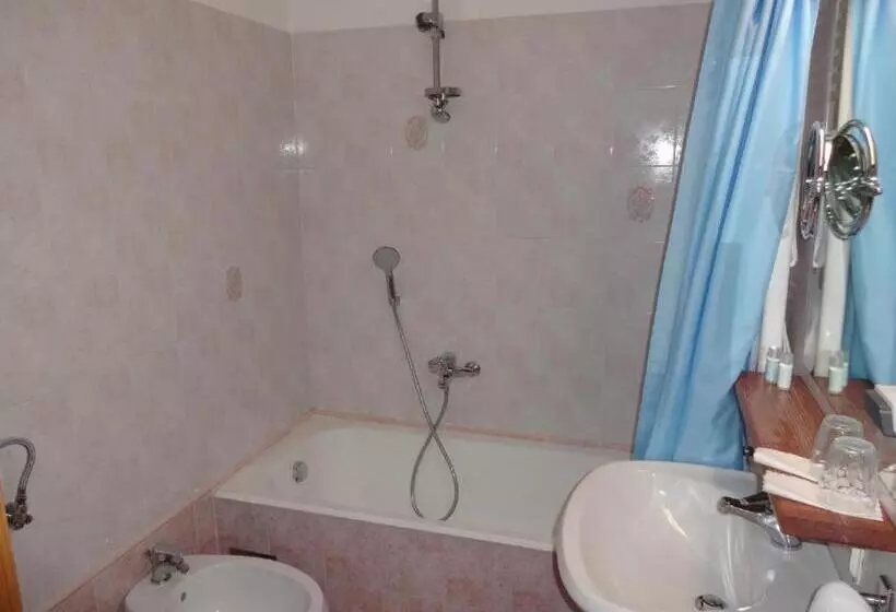 تختخواب و صبحانه Fedrig Rooms With Bathroom & Hostel Rooms