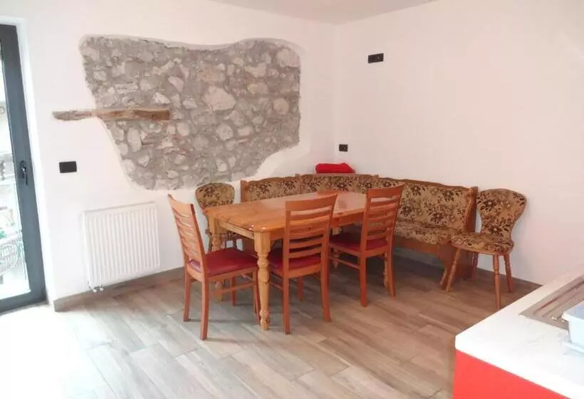 تختخواب و صبحانه Fedrig Rooms With Bathroom & Hostel Rooms