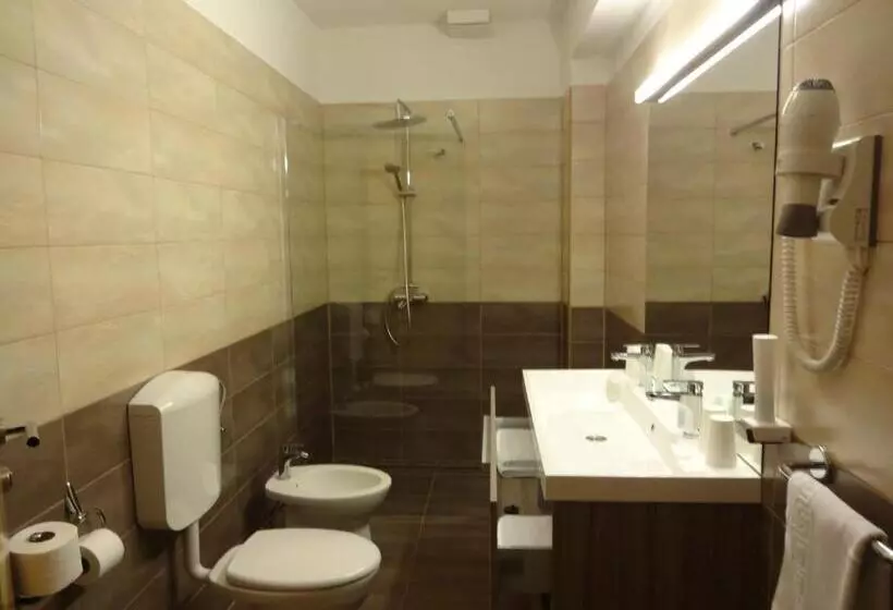 تختخواب و صبحانه Fedrig Rooms With Bathroom & Hostel Rooms