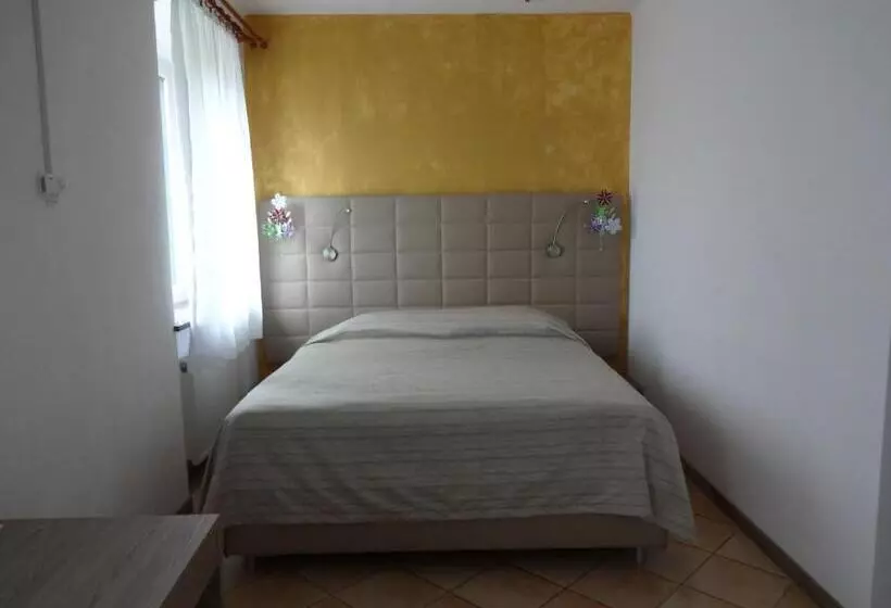 تختخواب و صبحانه Fedrig Rooms With Bathroom & Hostel Rooms