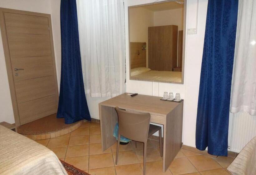 تختخواب و صبحانه Fedrig Rooms With Bathroom & Hostel Rooms