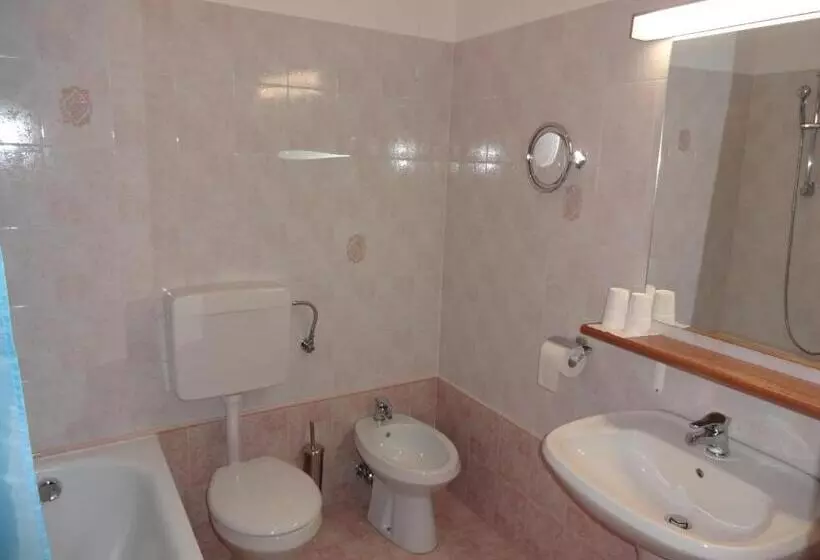 تختخواب و صبحانه Fedrig Rooms With Bathroom & Hostel Rooms