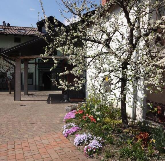 تختخواب و صبحانه Fedrig Rooms With Bathroom & Hostel Rooms