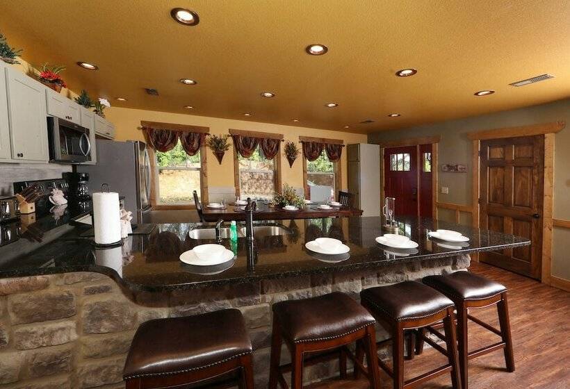 Above It All   Four Bedroom Cabin