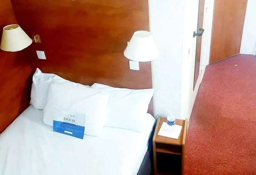 Отель Kyriad Chantilly