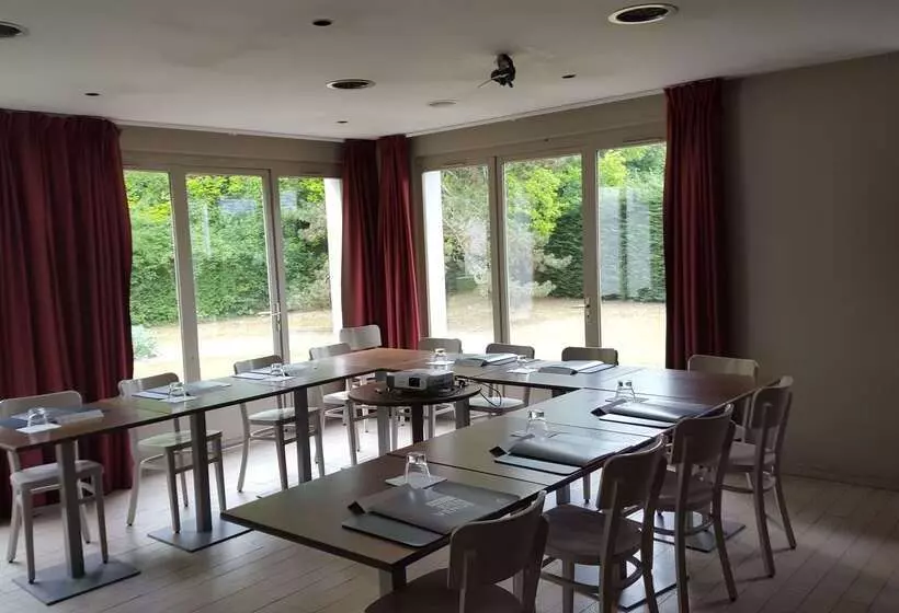 Отель Kyriad Chantilly