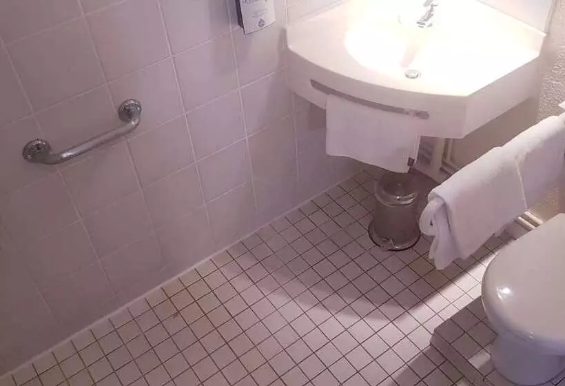 Отель Kyriad Chantilly