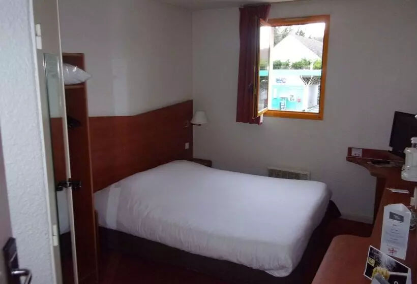 Отель Kyriad Chantilly